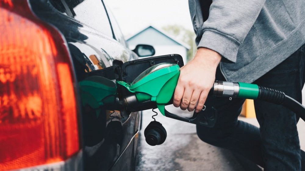 ULTIMA ORĂ // Vești bune pentru șoferi. Benzina și motorina se ieftinesc